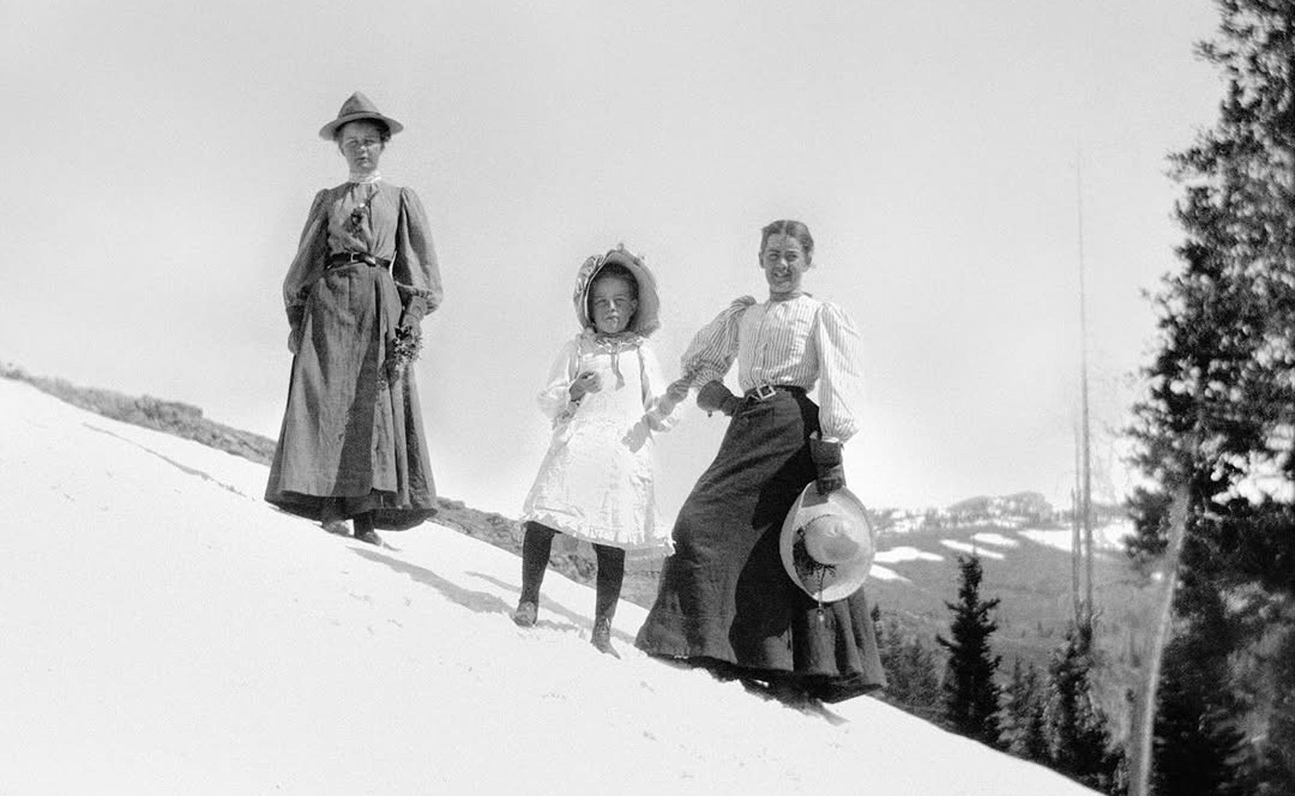 photo de deux femme et une fille dans la neige dans les montagnes